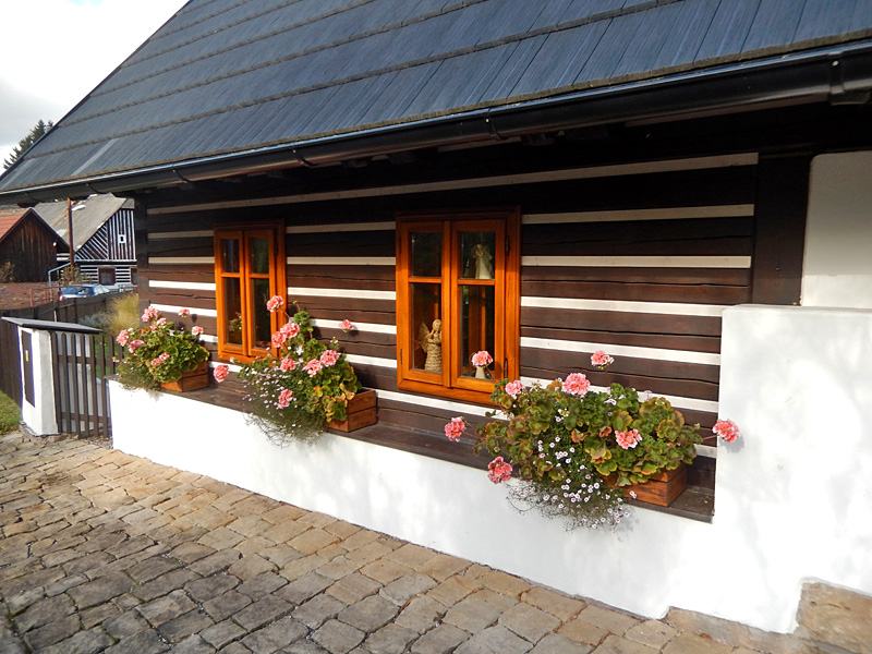 Holzhaus im typischen Baustil in Raatsch
